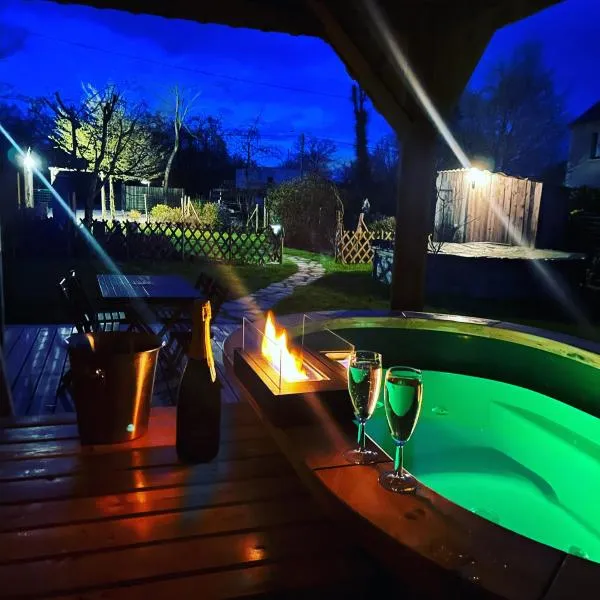 Gîte cottage à 5 min de Dinan avec bain nordique "Côté Jardin"，位于Bobital的酒店