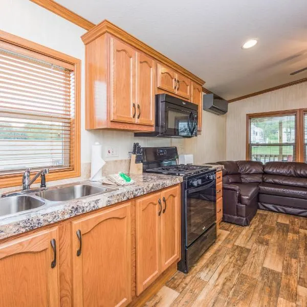 Plymouth Rock Camping Resort Deluxe Cottage，位于Elkhart Lake的酒店