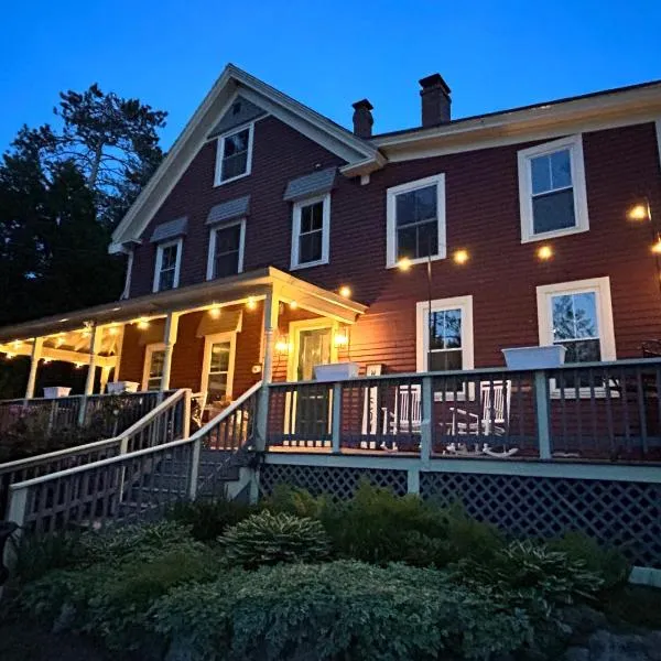 The Aurora Inn & Cottages，位于巴特利特的酒店