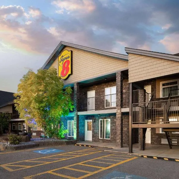 Super 8 by Wyndham Fort McMurray，位于麦克默里堡的酒店