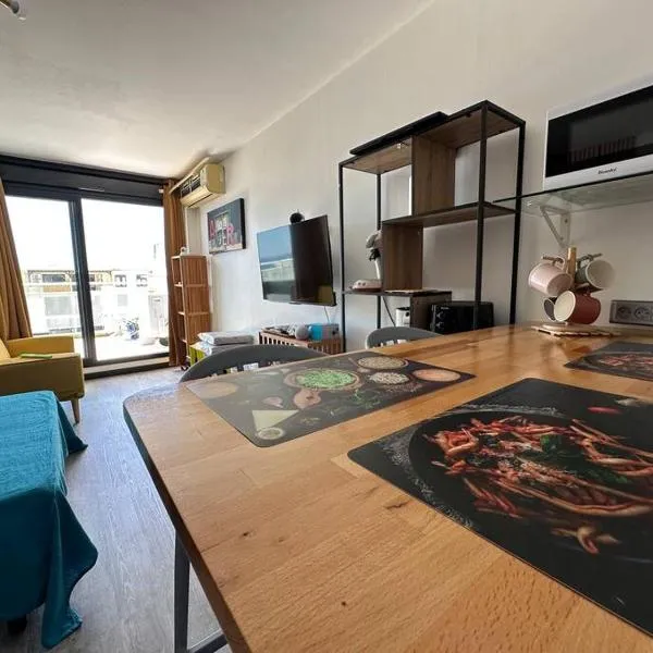 StuDio 75 pour 2 personnes avec terrasse - vue mer，位于圣丹尼斯的酒店