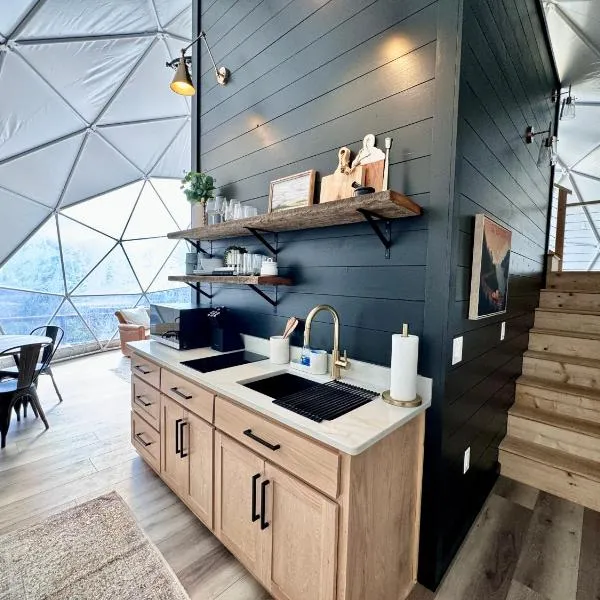 Dome Home Lake and Mountain Views Hot Tub，位于海厄沃西的酒店