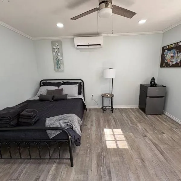 Bright & Comfortable Bungalow!，位于East Tulsa的酒店