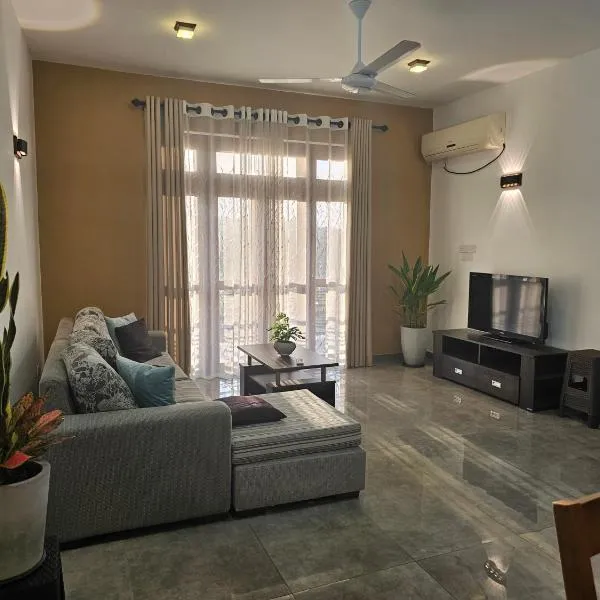 Lakeview Apartment with Modern Interior and Facilities，位于巴塔拉穆拉的酒店