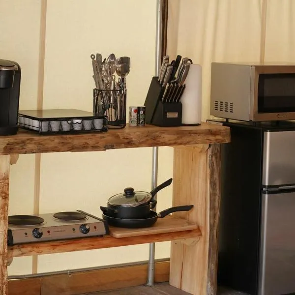 Glamping Tent #5 with Heat AC and Private Bath，位于奥德维尔的酒店