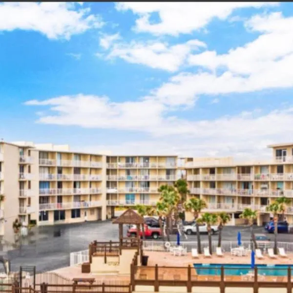 Superior beach studio with Pool Access and free parking，位于代托纳海滩的酒店