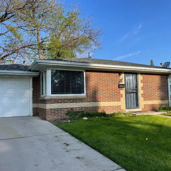 Shared house Central Denver- Queen sleeper sofa-24hr self check in one person，位于丹佛的酒店