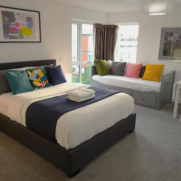 Luxury Rooms - Pick a Room - Free Parking & Kitchen Access, Near Etihad Stadium, The Coop Live & Piccadilly Station, Manchester，位于奥尔德姆的酒店