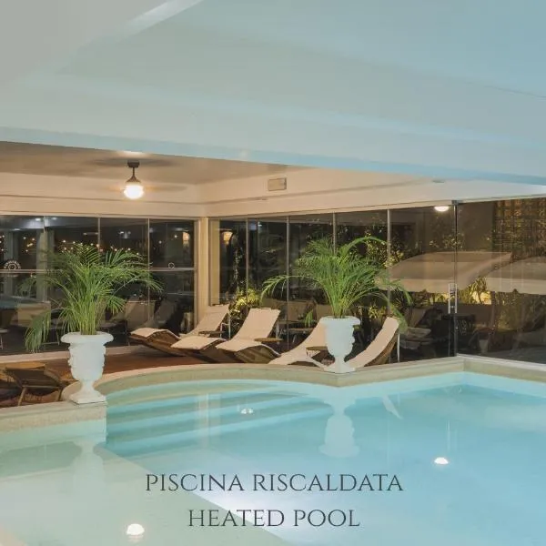 海军上将埃姆雷别墅酒店，位于代森扎诺-德尔加达的酒店