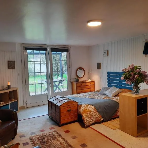 Studio de charme pour séjour tranquille à deux，位于梅济约的酒店