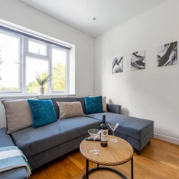 Ealing Gem 3 Bath, 2 En-Suite Flat with Parking，位于伊灵的酒店