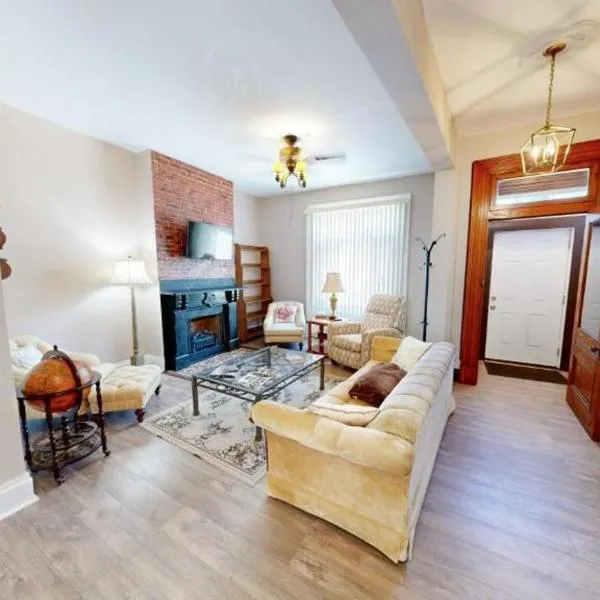 ENTIRE Pittsburgh Home Close To Events - Kid Friendly - Designated Dog & Cat Areas - Private Patio - Free Parking - Fireplace，位于匹兹堡的酒店