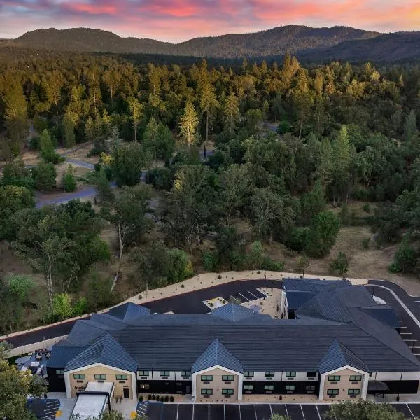 The Inelle, Oakhurst Yosemite, a Tribute Portfolio Hotel，位于奥克赫斯特的酒店