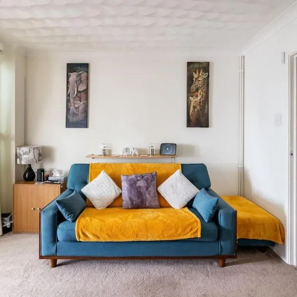 Spacious 3bed semi/Gamesroom/Drive/10mins to City，位于雷克瑟姆的酒店