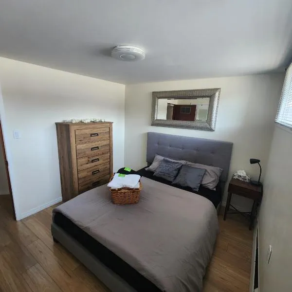 Private room with shared space in a basement，位于萨德伯里的酒店