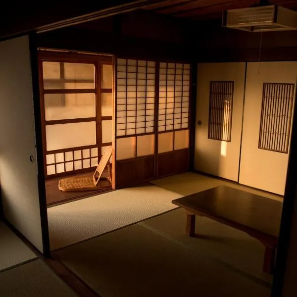 Benton Guesthouse, Private Nostalgic Showa-era House, former "Akiya"，位于Imabari的酒店