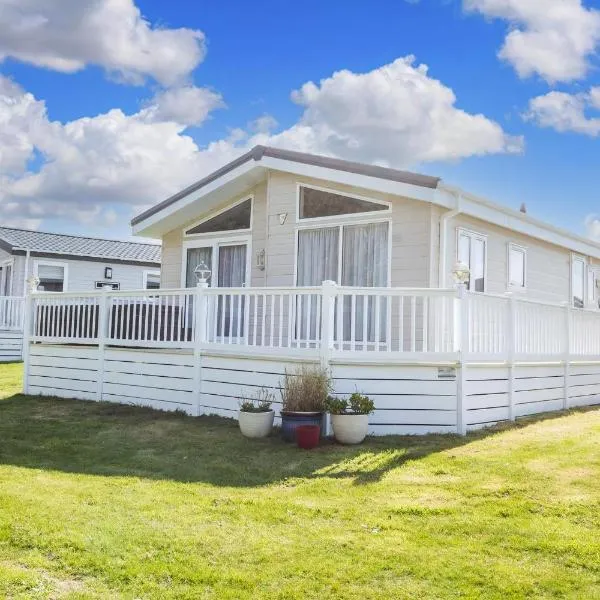 Luxury 6 Berth Lodge With Wifi At Broadland Sands In Suffolk Ref 20011Cv，位于Saint Lawrence的酒店