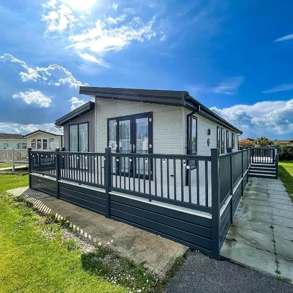 Stunning Lodge With Decking Nearby Hunstanton Beach, Sleeps 6 Ref 23215K，位于亨斯坦顿的酒店