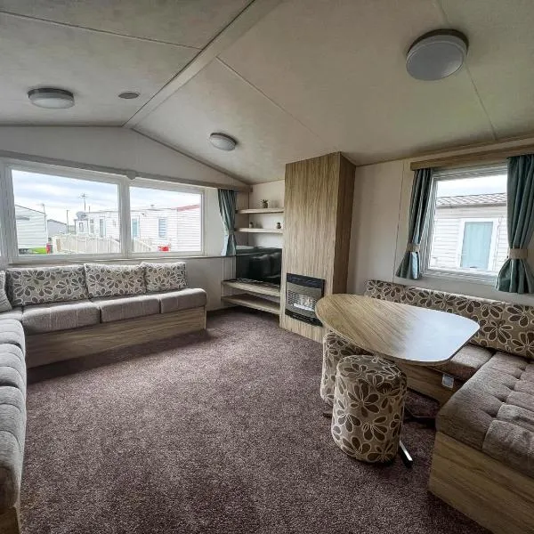 Lovely 6 Berth Caravan For Hire At Barmston Beach Holiday Park Ref 62062Hc，位于Lund的酒店