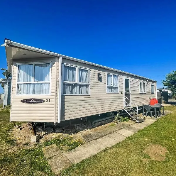 Superb Caravan At Steeple Bay Holiday Park In Essex, Sleeps 6 Ref 36081D，位于Southminster的酒店