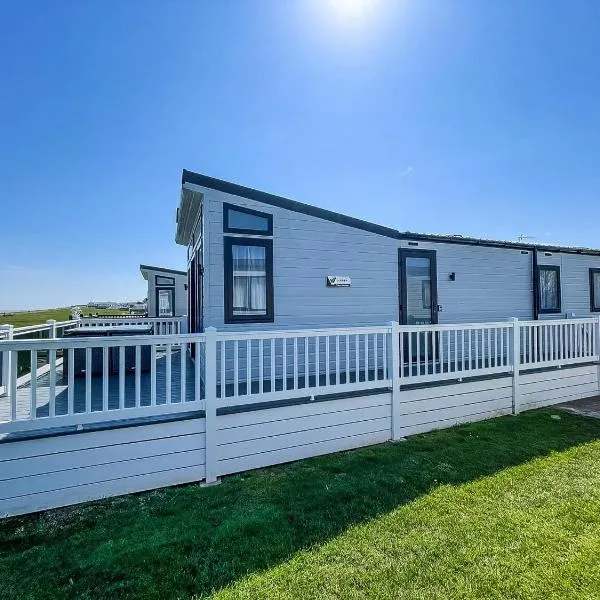 Beautiful Lodge With Full Sea Views At Broadland Sands In Suffolk Ref 20235Bs，位于Hopton on Sea的酒店