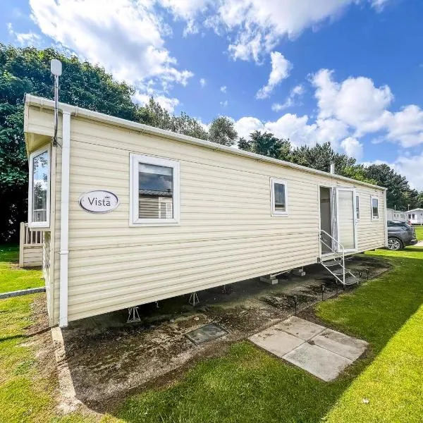 Superb 8 Berth Caravan At Broadland Sands Holiday Park Ref 20159Bs，位于Hopton on Sea的酒店