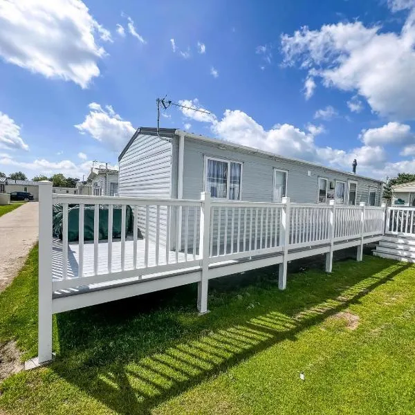 Stunning10 Berth Caravan With Decking At Broadland Sands In Suffolk Ref 20082Bs，位于Hopton on Sea的酒店