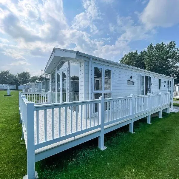 Beautiful 6 Berth Caravan With Decking At Broadland Sands Ref 20009Sv，位于Hopton on Sea的酒店