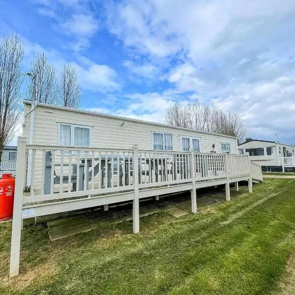 Lovely Caravan With Decking At Manor Park In Hunstanton Ref 23091T，位于亨斯坦顿的酒店