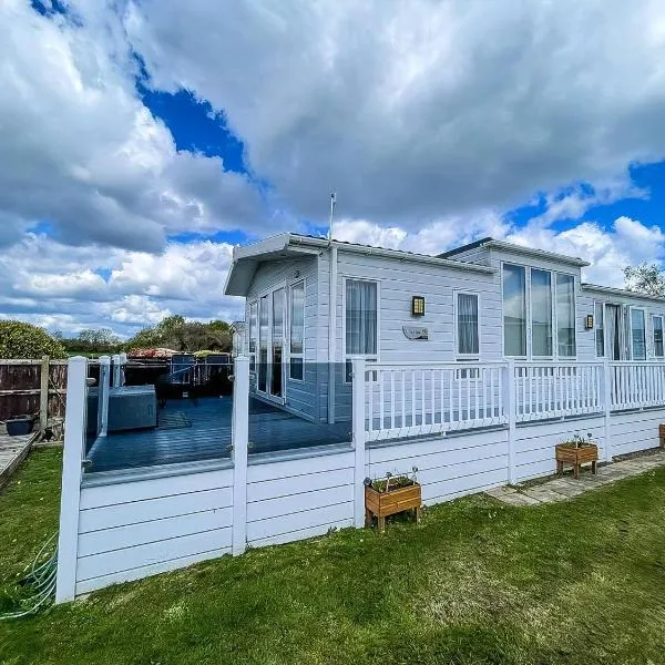 Beautiful 6 Berth Caravan With Decking At Dovercourt Park, Essex Ref 44009G，位于伊普斯威奇的酒店