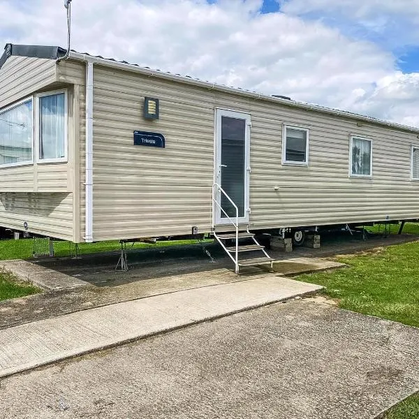 Superb 8 Berth Caravan At Steeple Bay Holiday Park, Essex Ref 36039F，位于Southminster的酒店