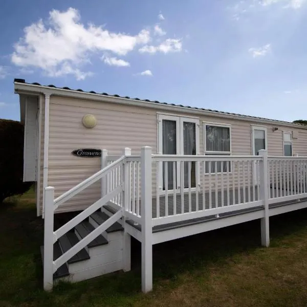 Lovely 6 Berth Caravan With Decking At Sunnydale Holiday Park Ref 35130Sd，位于劳斯的酒店