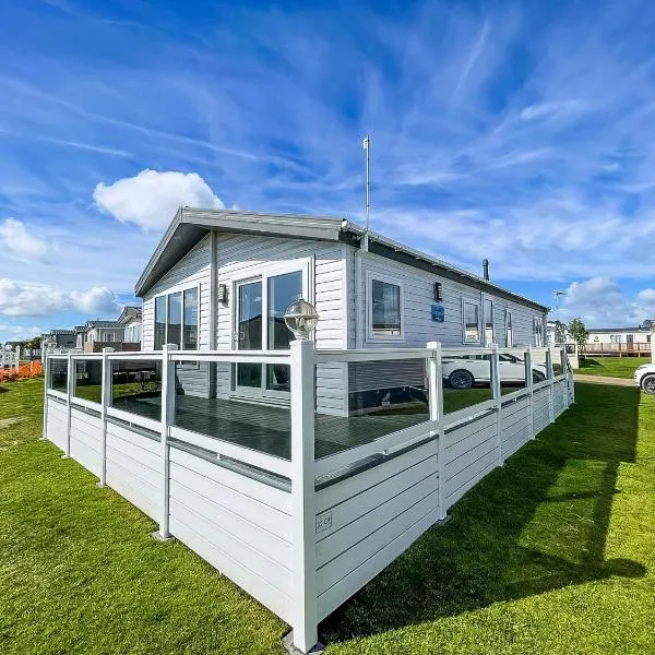 Stunning 6 Berth Lodge With Full Sea Views In Suffolk Ref 68007Cr，位于Saint Lawrence的酒店