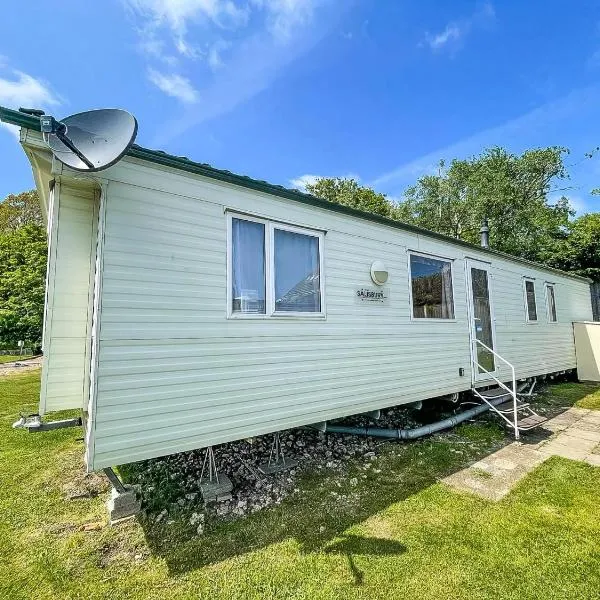 Superb Caravan At Kessingland Beach In Suffolk, Sleeps 8 Ref 90015Bc，位于Benacre的酒店