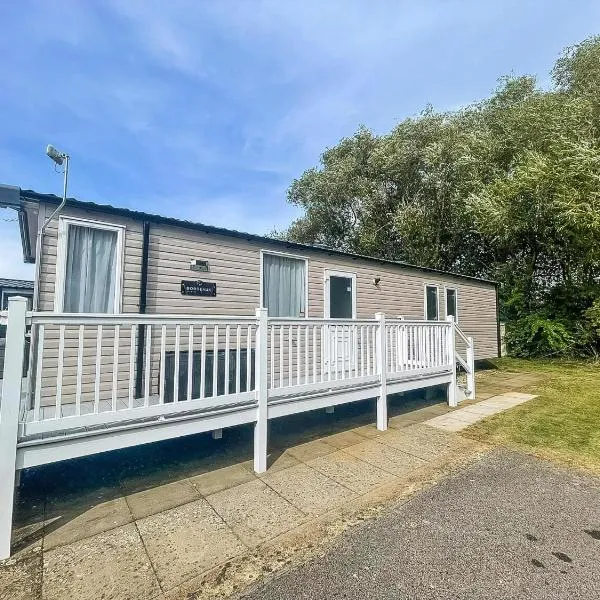 Stunning Caravan With Large Decking At Manor Park In Hunstanton Ref 23016K，位于亨斯坦顿的酒店