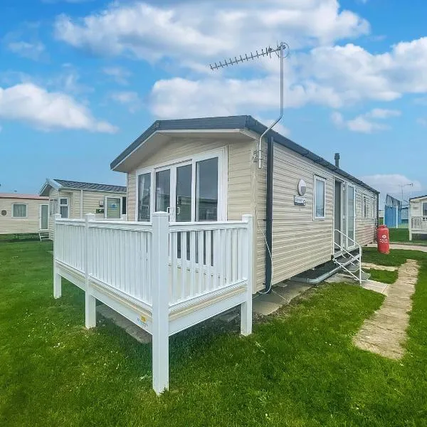 Lovely Caravan With Decking On California Cliffs Holiday Park Ref 50045C，位于赫姆斯比的酒店