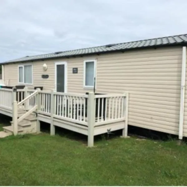 6 Berth Caravan With Decking At Kessingland Beach In Suffolk Ref 90045Sg，位于Benacre的酒店