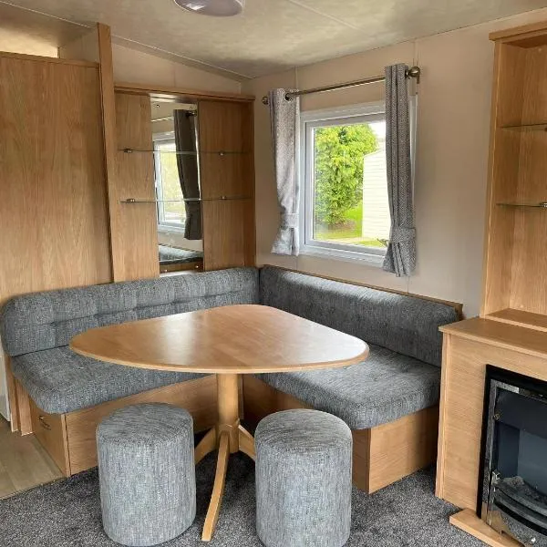 Lovely Caravan At Lower Hyde Holiday Park, Isle Of Wight Ref 24001G，位于桑当的酒店