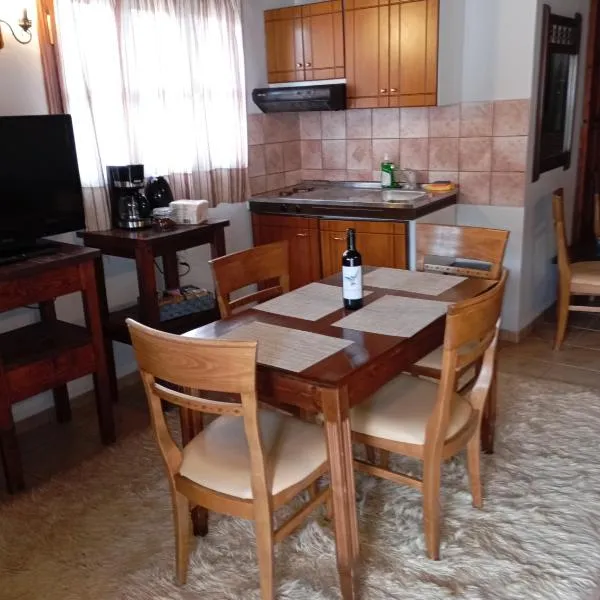 ALEXANDER HOUSES LIVADI ARACHOVAS，位于阿拉霍瓦的酒店