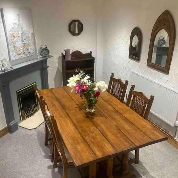Quaint Cottage main street Llandeilo，位于兰代洛的酒店