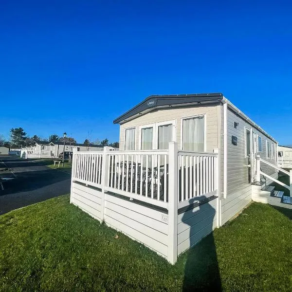 Lovely Caravan With Decking At Carlton Meres Holiday Park In Suffolk Ref 60023Ch，位于萨克斯曼德姆的酒店