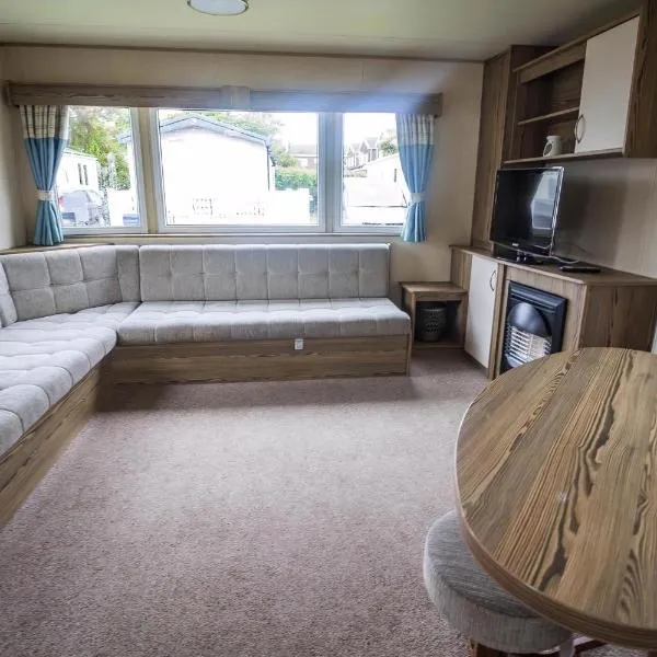 Superb 8 Berth Caravan At Caister Beach In Norfolk Ref 30073F，位于赫姆斯比的酒店