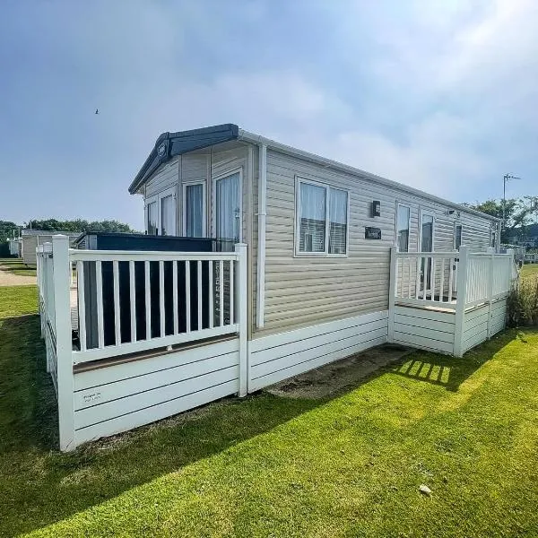 Stunning Caravan With Decking And Free Wi-Fi At Broadland Sands Ref 20074Bs，位于Hopton on Sea的酒店