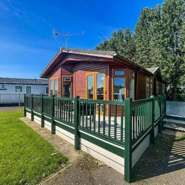 Modern 4 Berth Lodge With Decking At Manor Park In Hunstanton Ref 23024W，位于海滨韦尔斯港的酒店