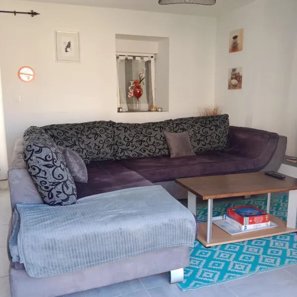 gite au calme centre finistère jardin clos，位于Trégourez的酒店