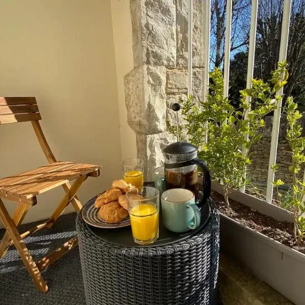 Spacious luxury flat in Swanage, close to beach with parking，位于斯沃尼奇的酒店