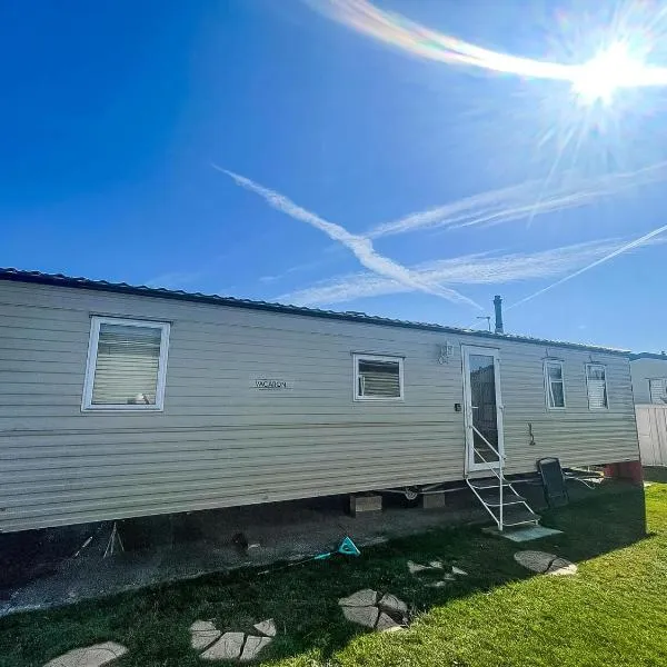 6 Berth Caravan With Wifi At Steeple Bay Holiday Park In Essex Ref 36092F，位于Southminster的酒店