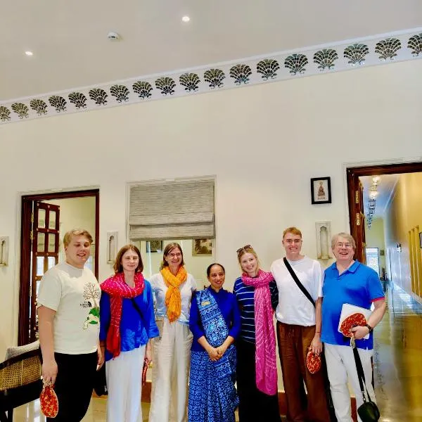 THE TRISHALA VILAS (A LUXURY BOUTIQUE HOTEL & SPA)，位于拉那克普的酒店