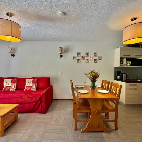 Appartement Vars sur les pistes de ski avec piscine，位于Sainte-Marie的酒店