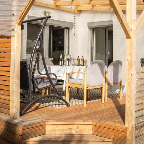 RK79 Ferienwohnung mit 4 Zimmer, Garten und Pool nähe Klinikum U-Bahn & S-Bahn zum Messegelände Nürnberg，位于菲尔特的酒店